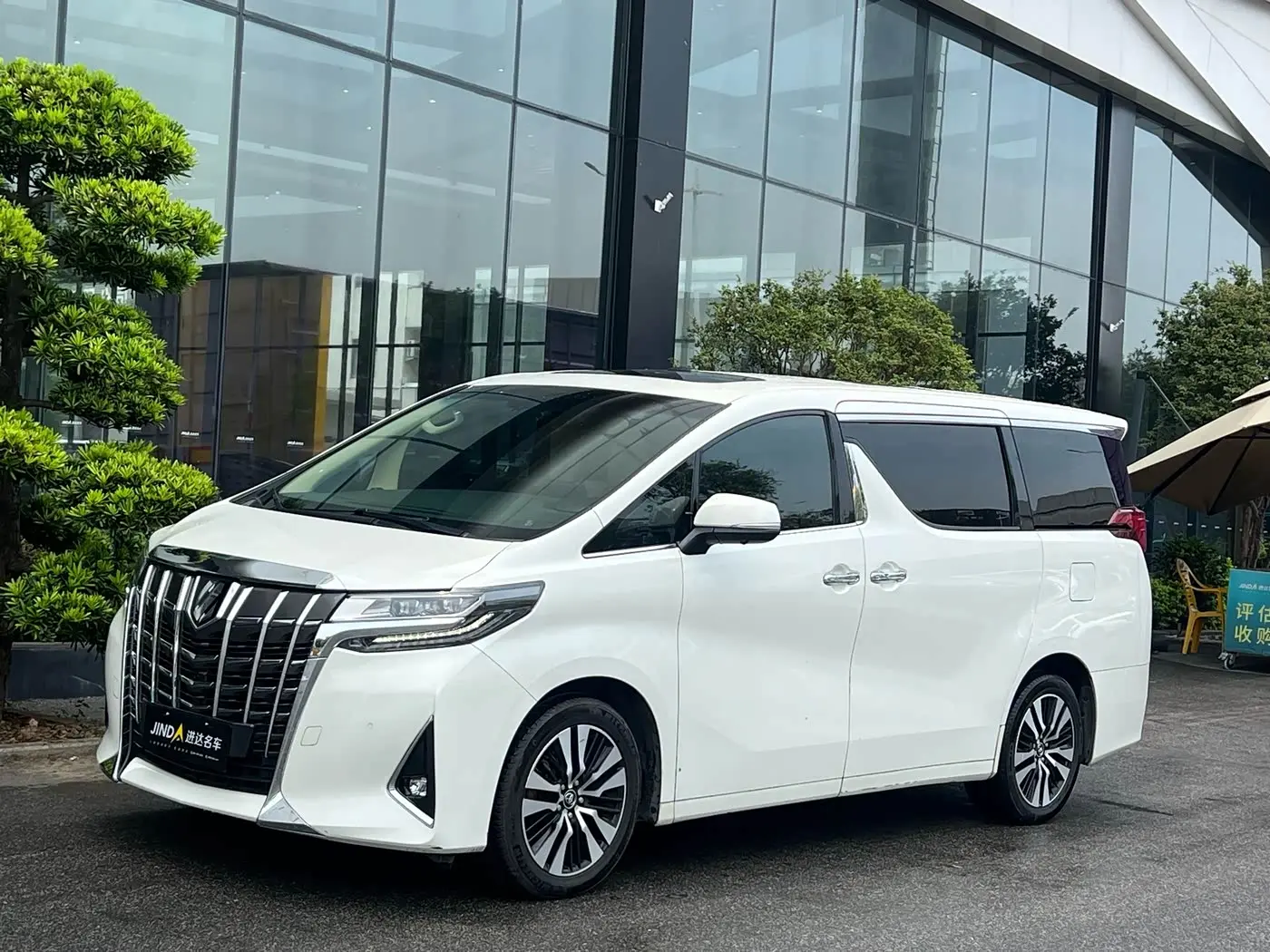 Toyota Alphard 2019 — Photo 1/10