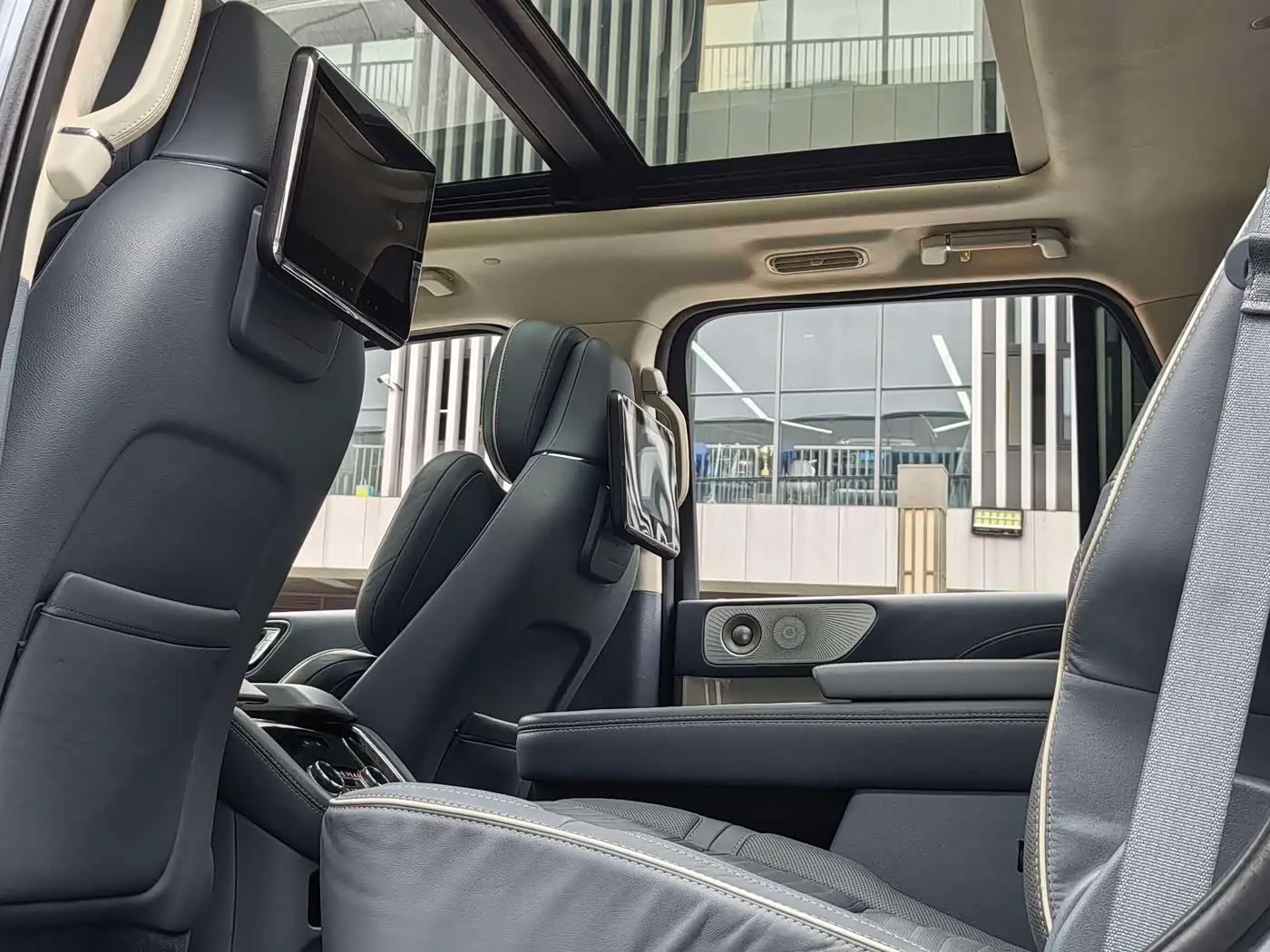 Lincoln Navigator 2021 — Photo 13/20