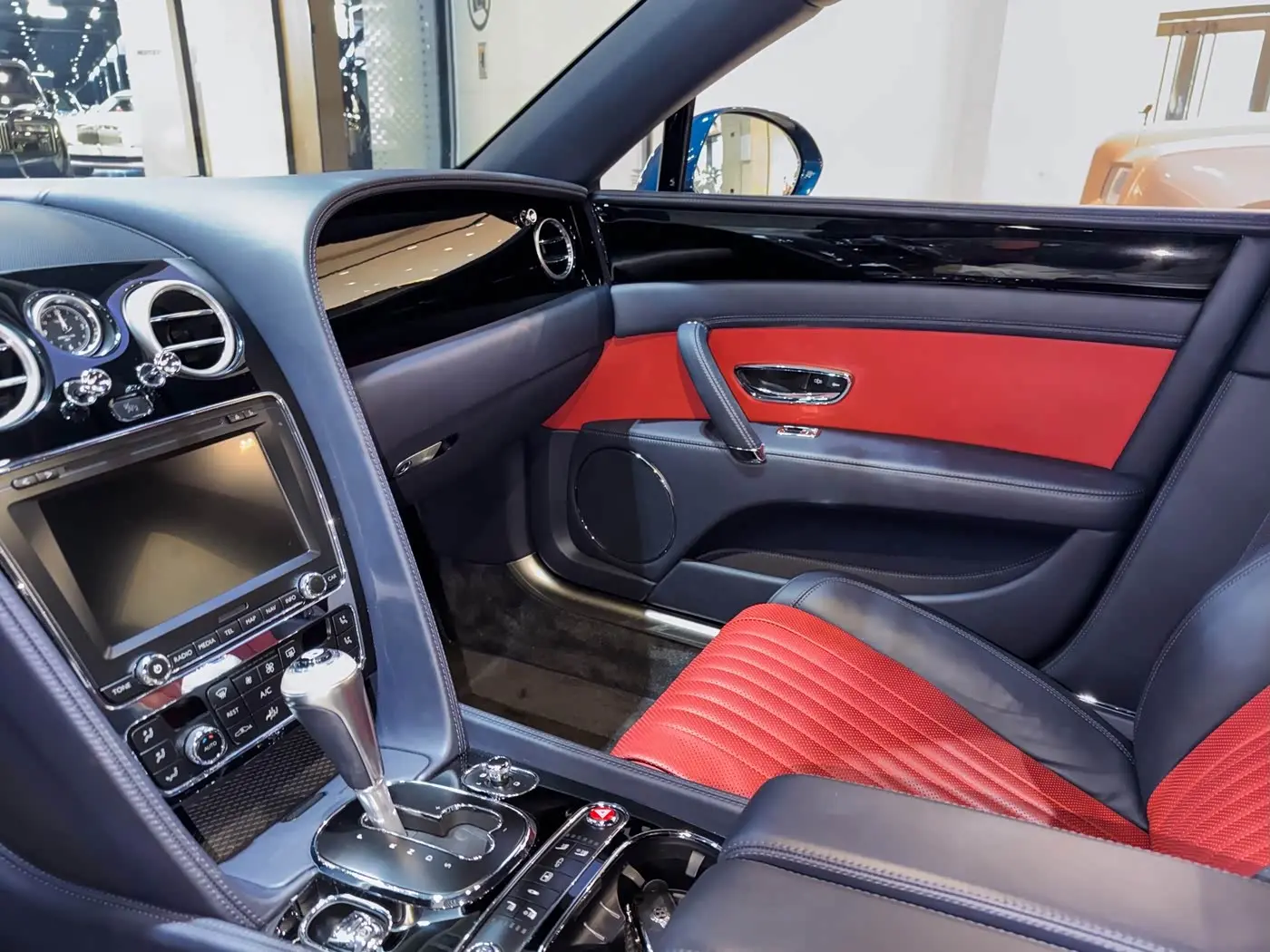 Bentley Flying Spur 2020 — Фото 18/20