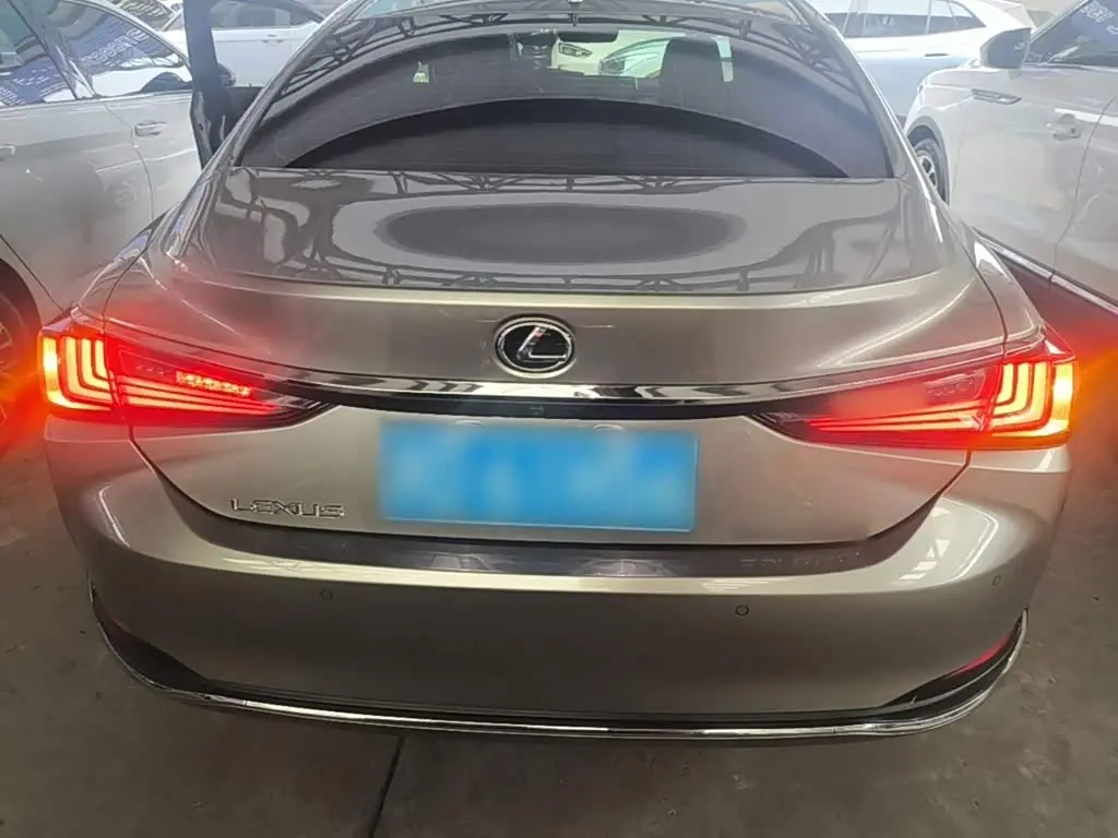 Lexus ES 2022 — Photo 4/20