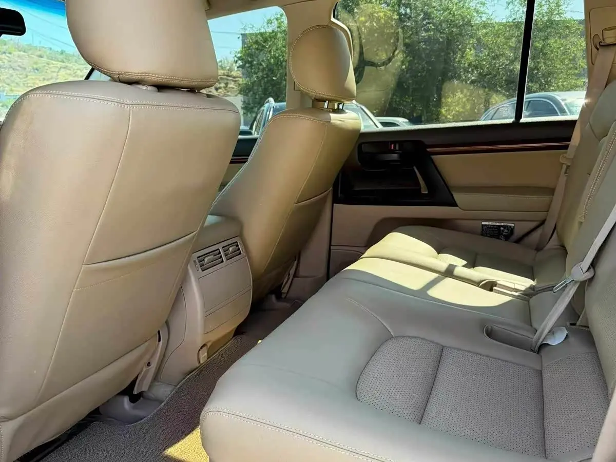 Toyota Land Cruiser 2015 — Photo 6/15