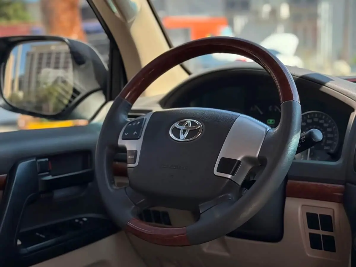 Toyota Land Cruiser 2015 — Photo 12/15