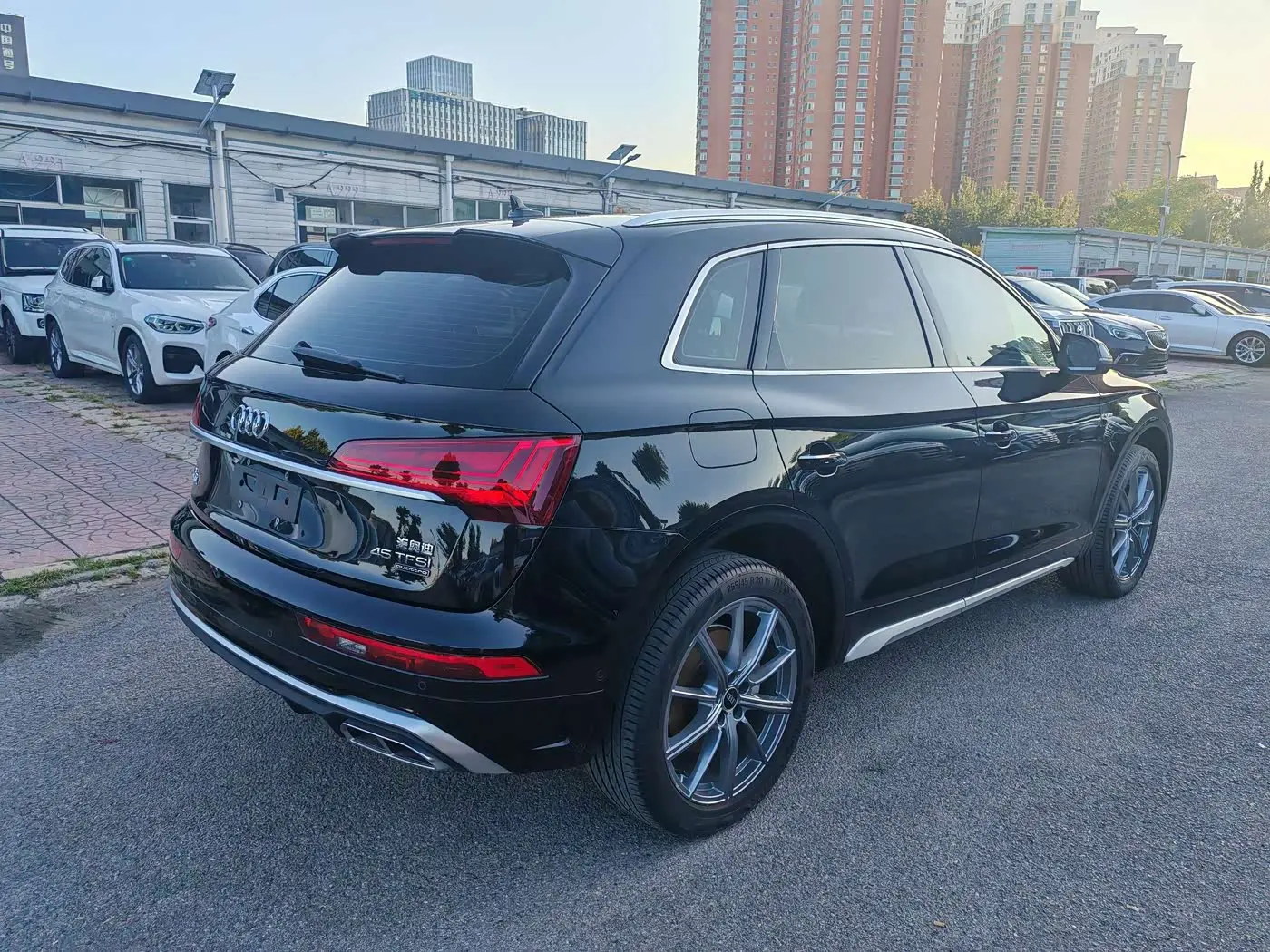 Audi Q5L 2022 — Şəkil 10/10