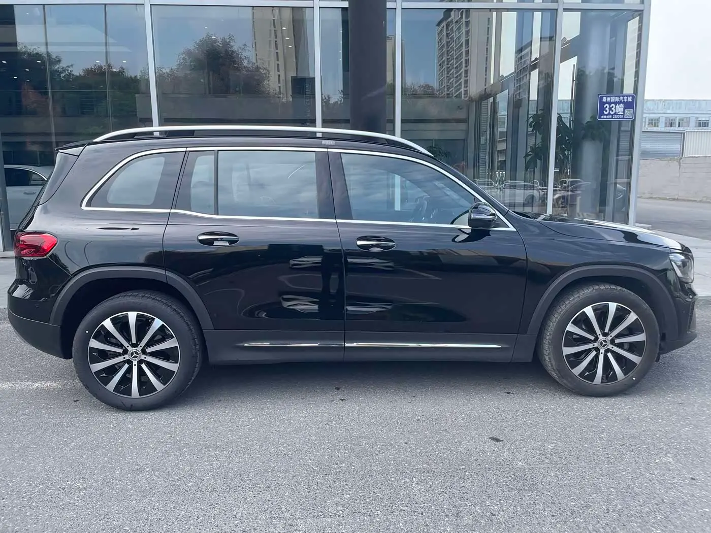 Mercedes-Benz GLB 2025 — Фото 2/7