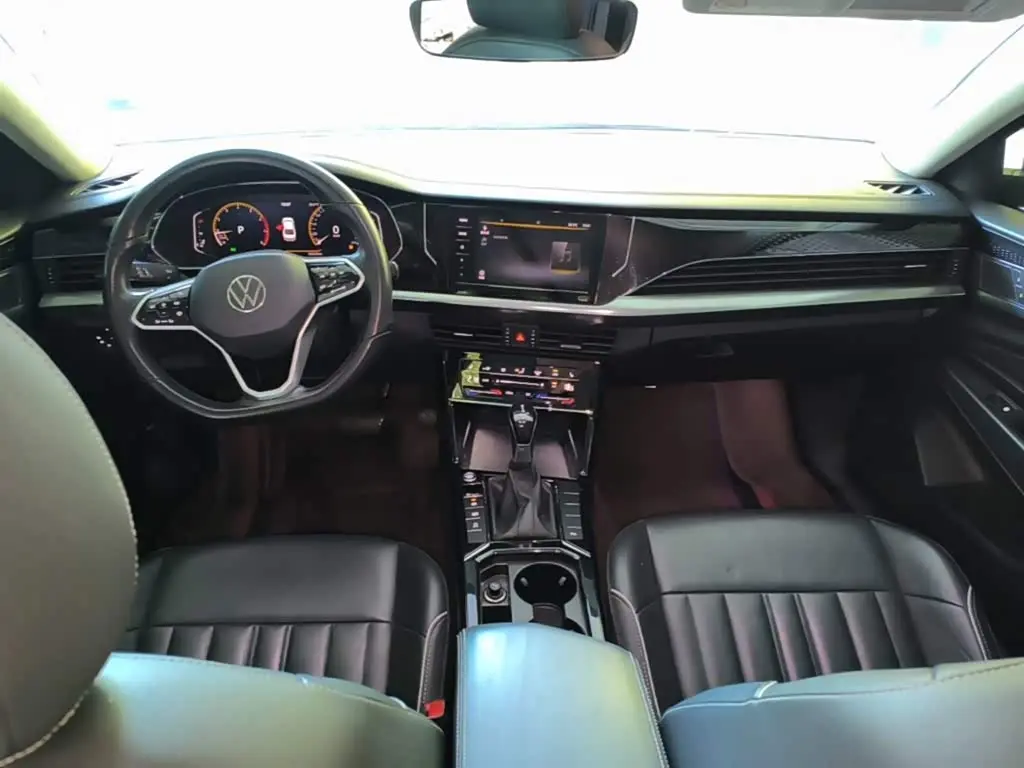 Volkswagen Passat 2023 — Photo 9/19
