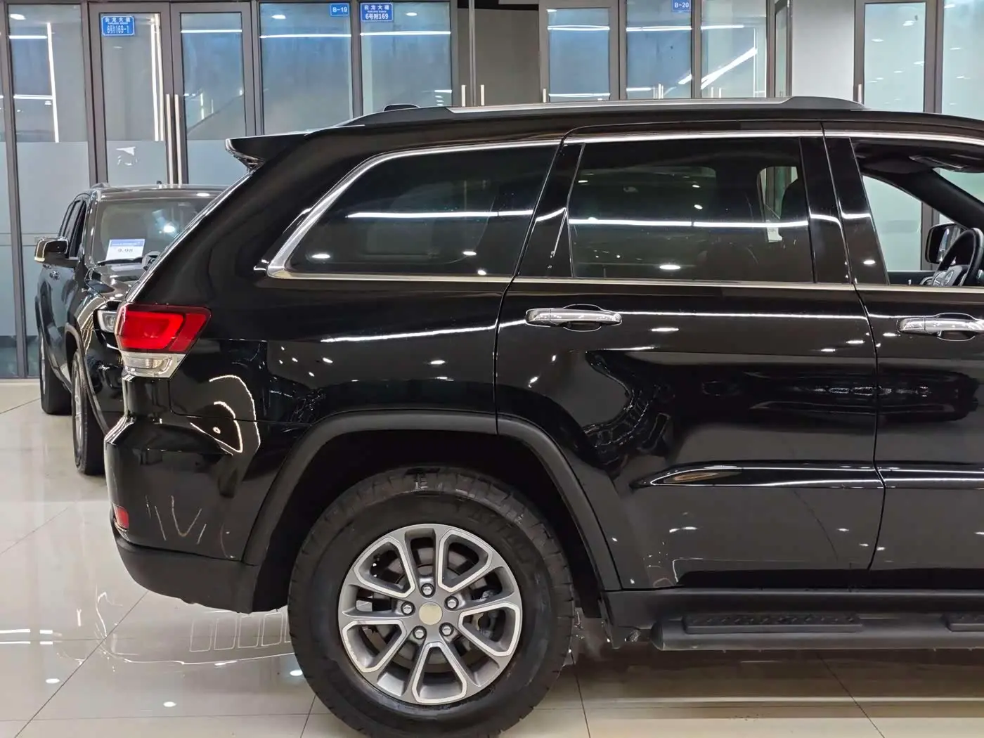Jeep Grand Cherokee 2021 — Photo 19/20