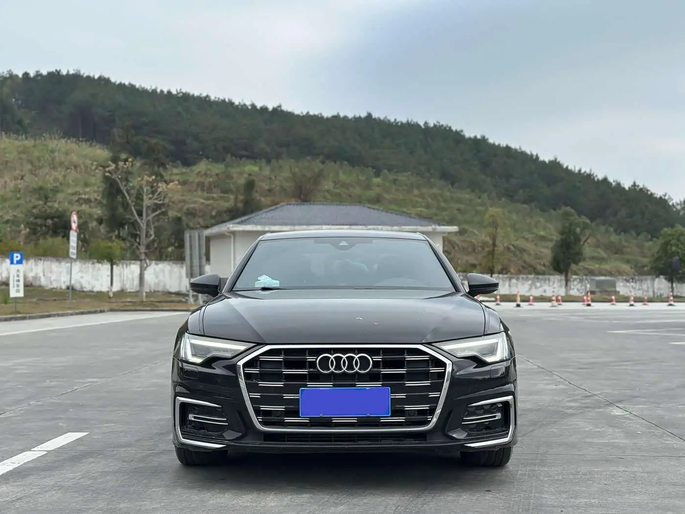 Audi A6L 2022 — Photo 1/9