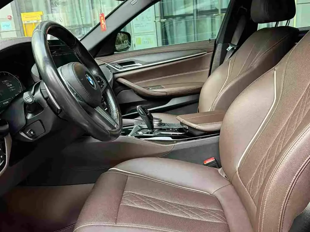BMW 5 Series 2022 — Photo 9/10