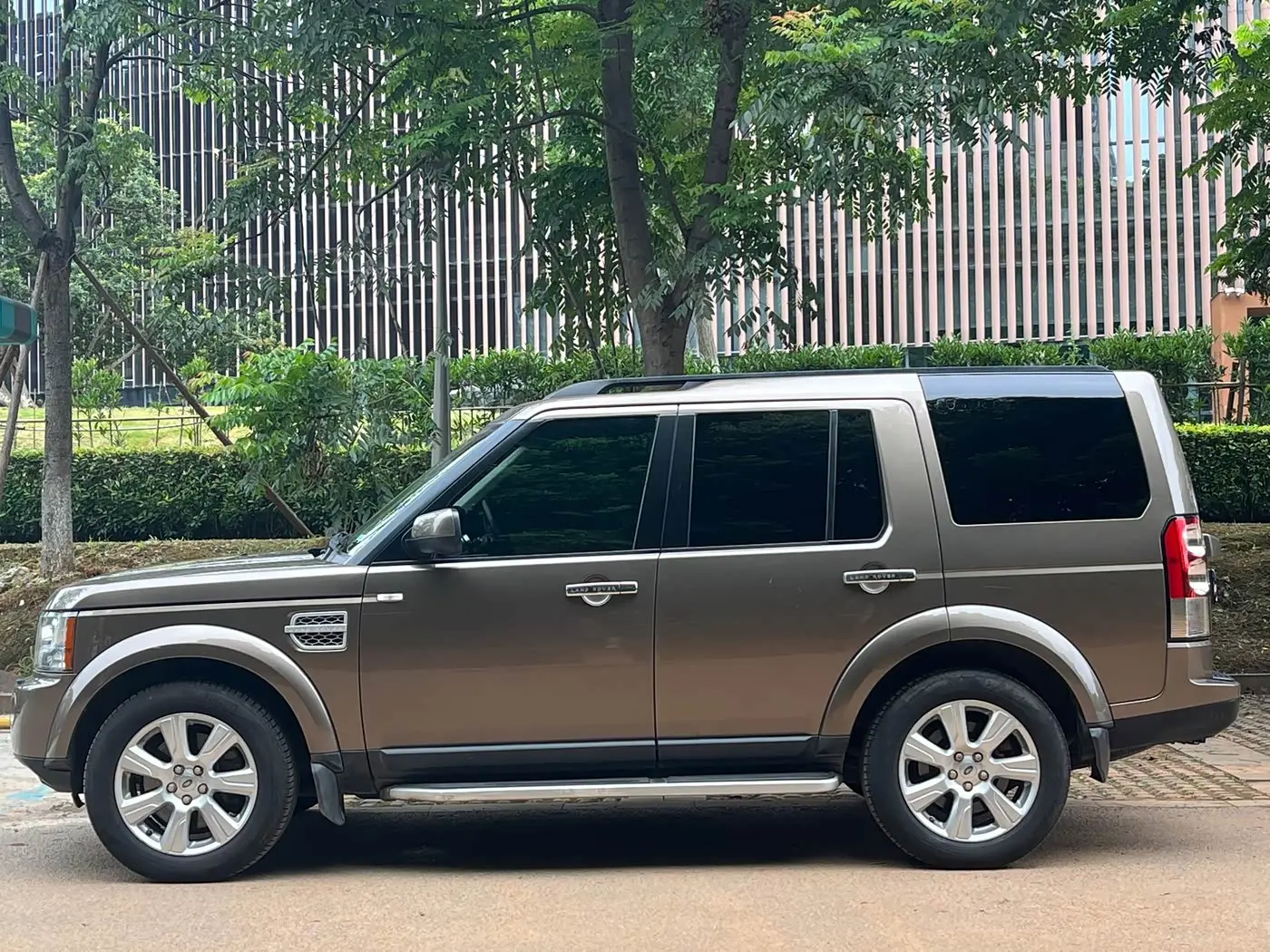 Land Rover Discovery 2013 — Фото 4/15