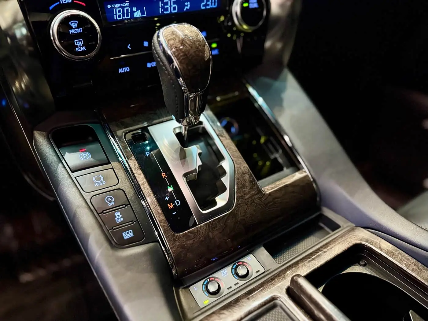 Toyota Alphard 2020 — Photo 16/16