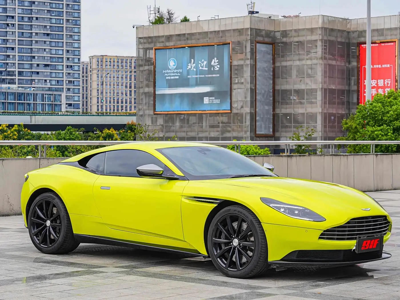 Aston Martin DB11 2023 — Фото 3/18
