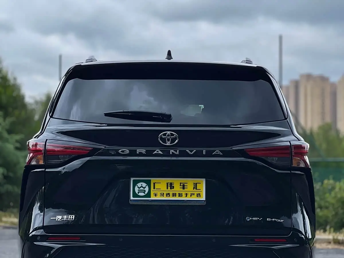 Toyota Granvia 2025 — Photo 5/14