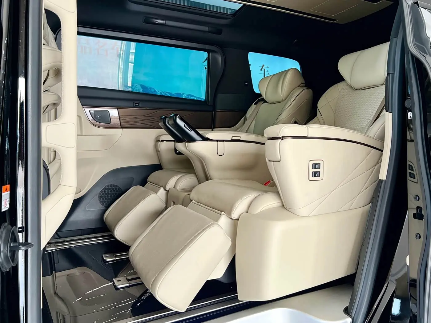 Toyota Alphard 2024 — Фото 10/20