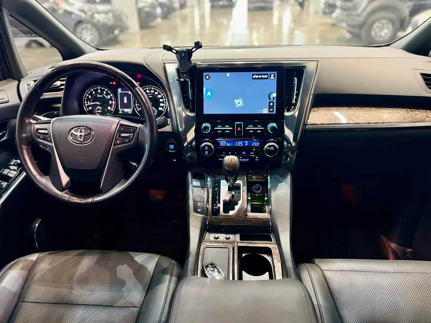 Toyota Alphard 2020 — Photo 13/16