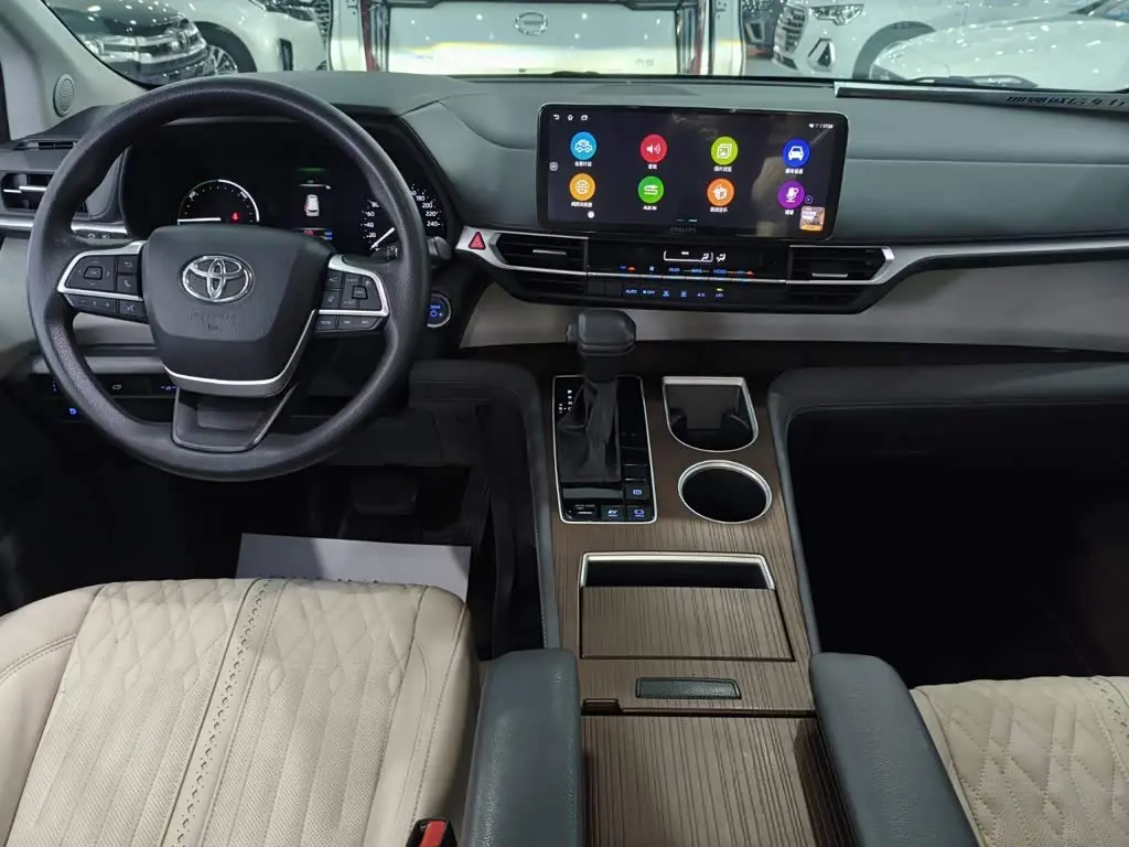 Toyota Sienna 2023 — Фото 13/17