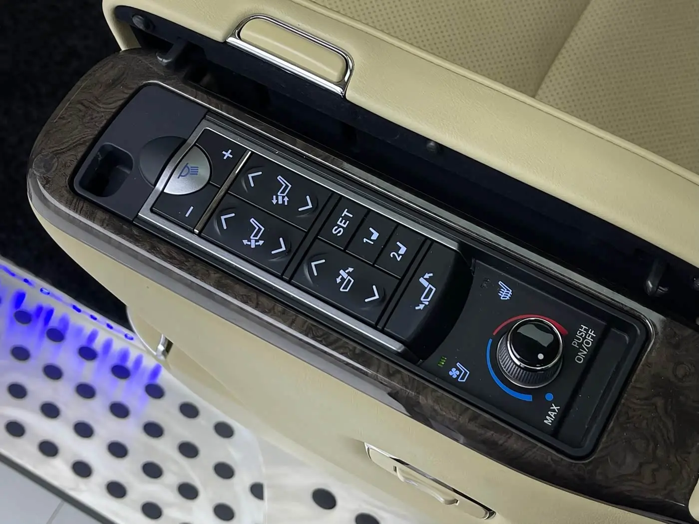 Toyota Alphard 2020 — Photo 10/11