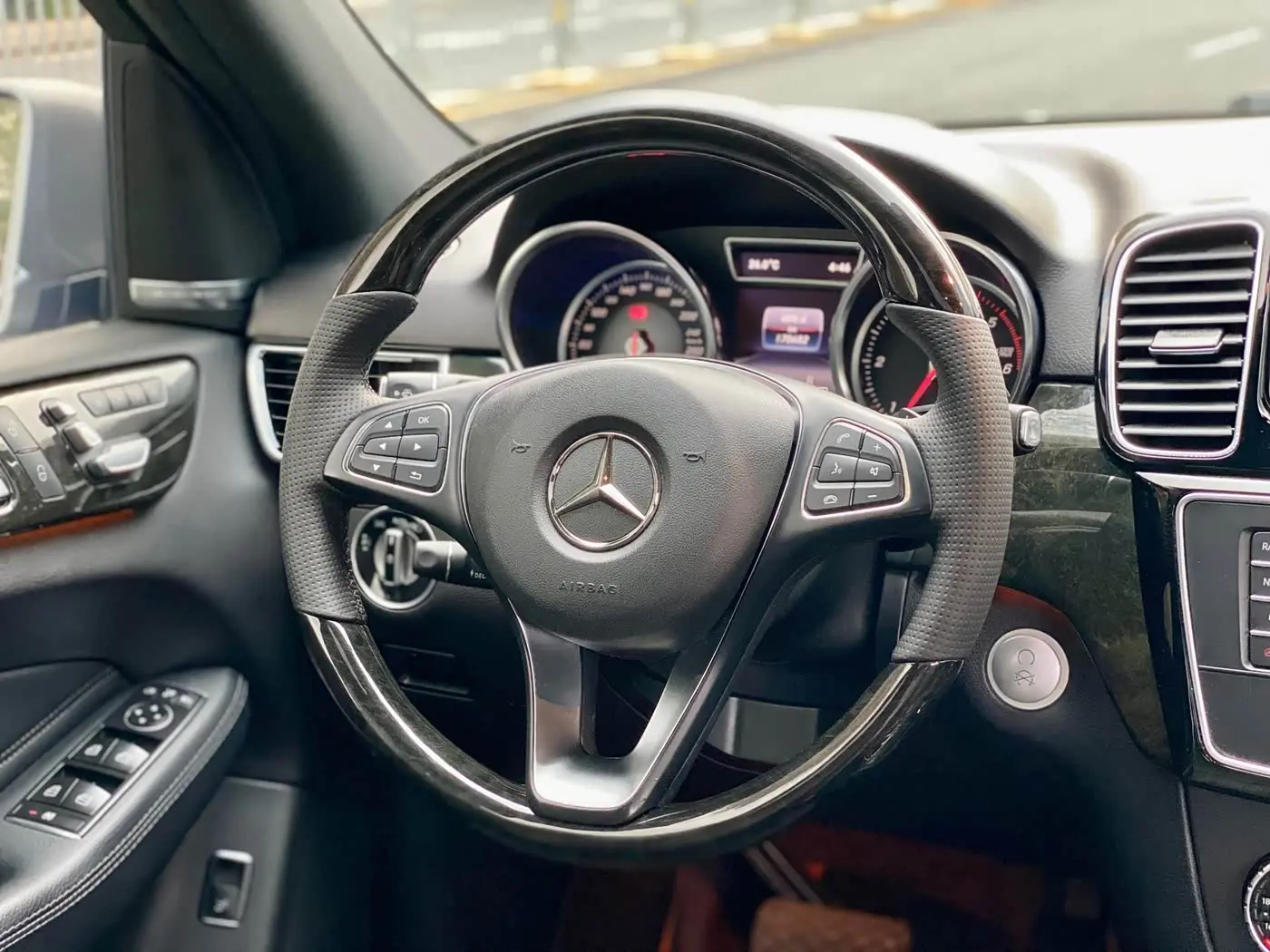 Mercedes-Benz GLE 2017 — ფოტო 15/20