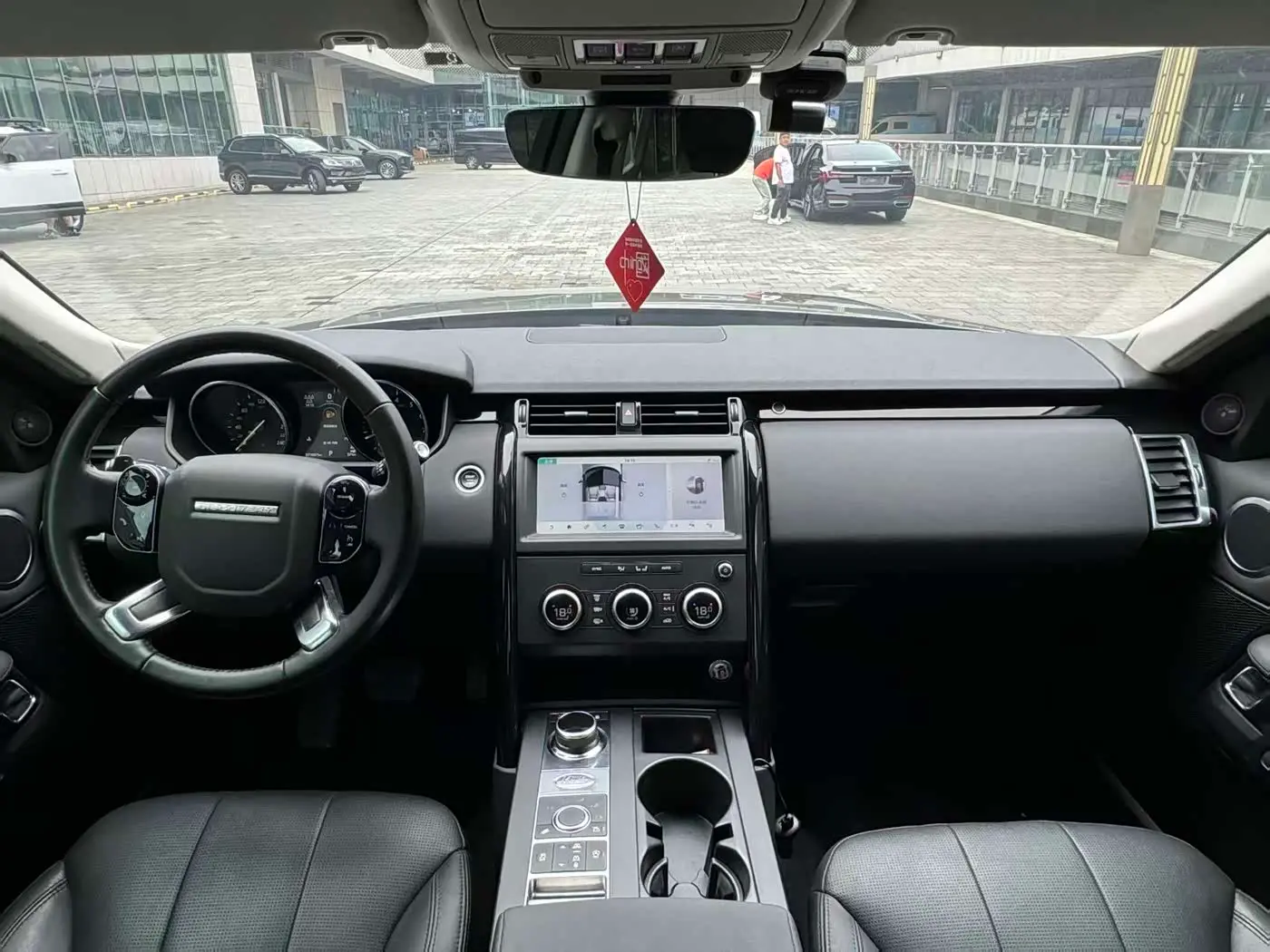 Land Rover Discovery 2018 — Photo 6/11