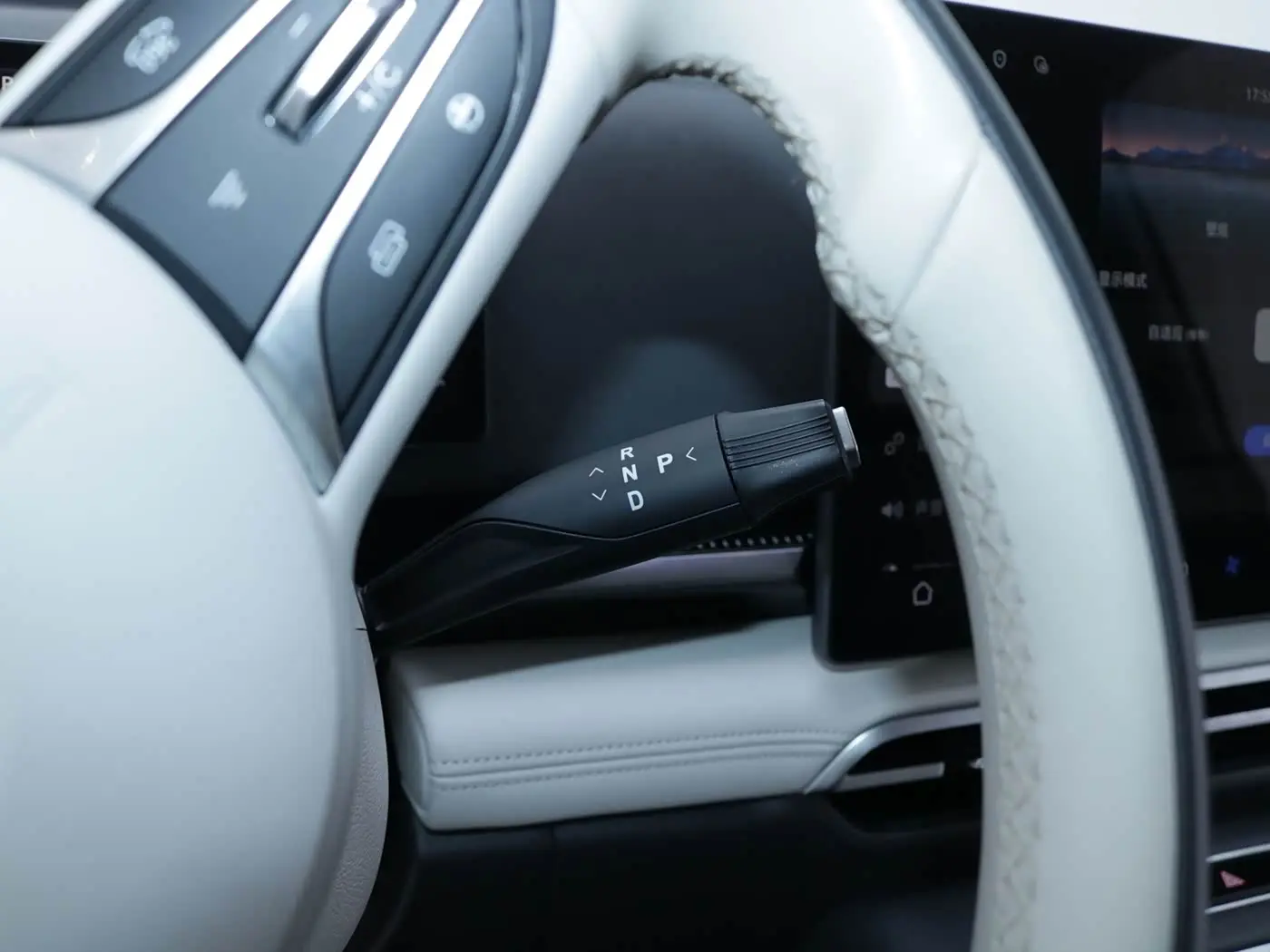 Voyah Auto Voyah Dreamer 2024 — Photo 14/20