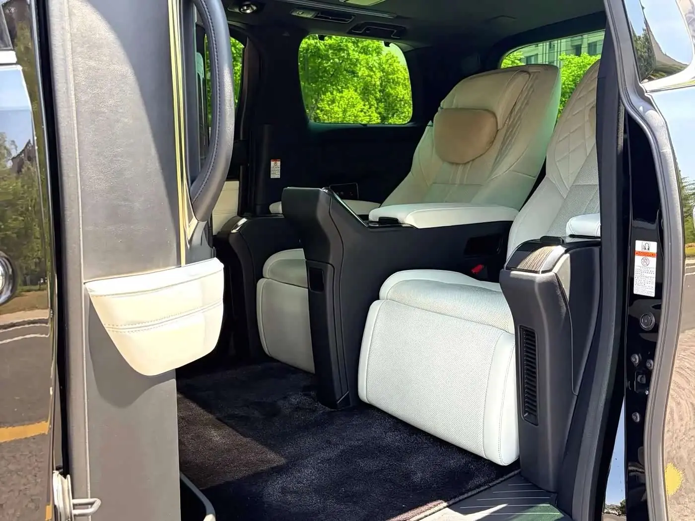 Lexus LM 2022 — Photo 13/15