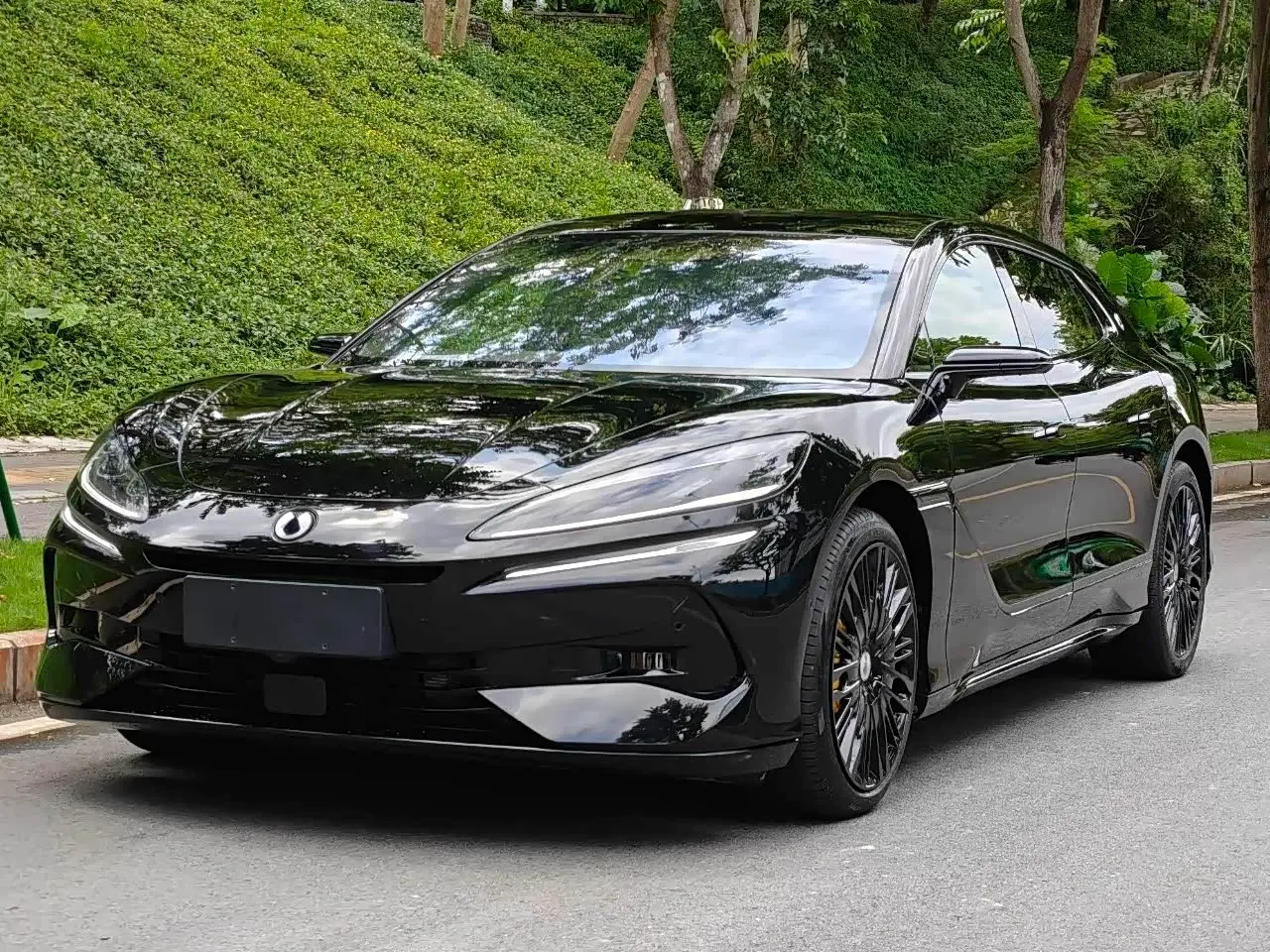 Denza Z9GT 2025 — Photo 1/13