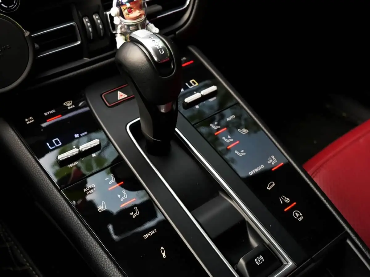 Porsche Macan 2023 — Photo 9/20