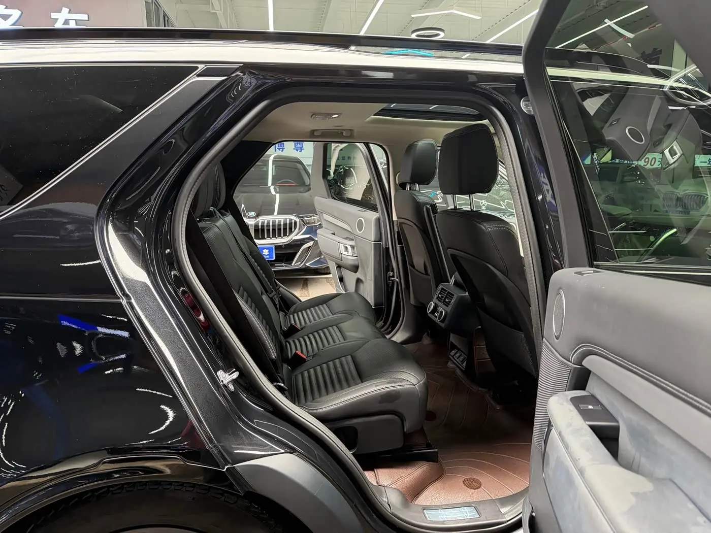 Land Rover Discovery 2023 — Photo 15/20