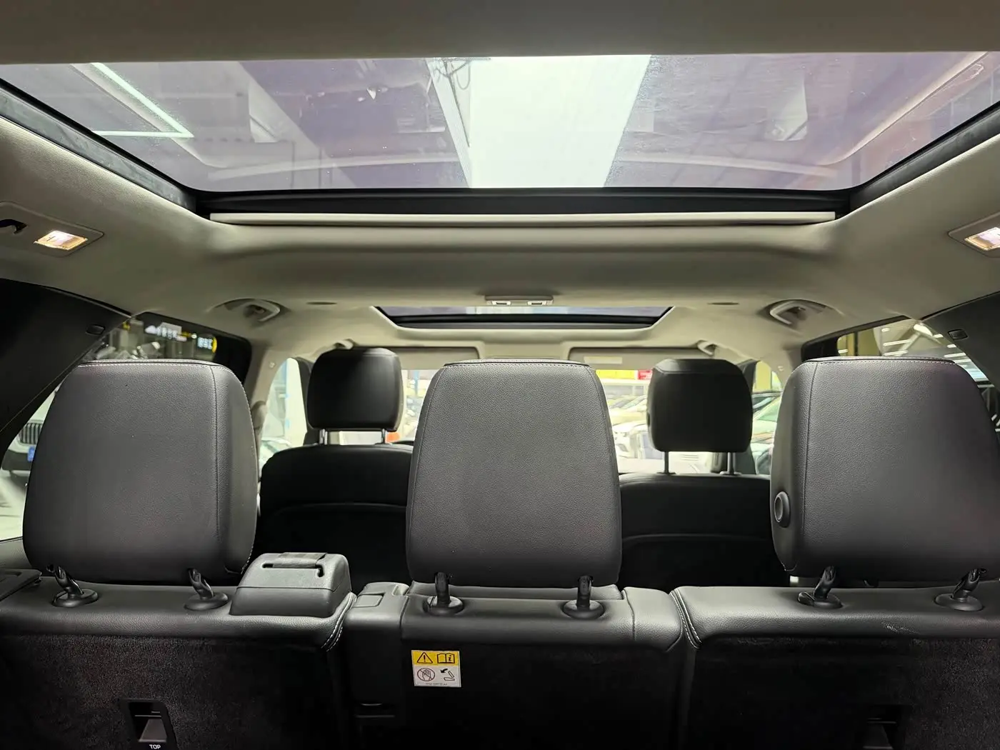 Land Rover Discovery 2023 — Photo 17/20