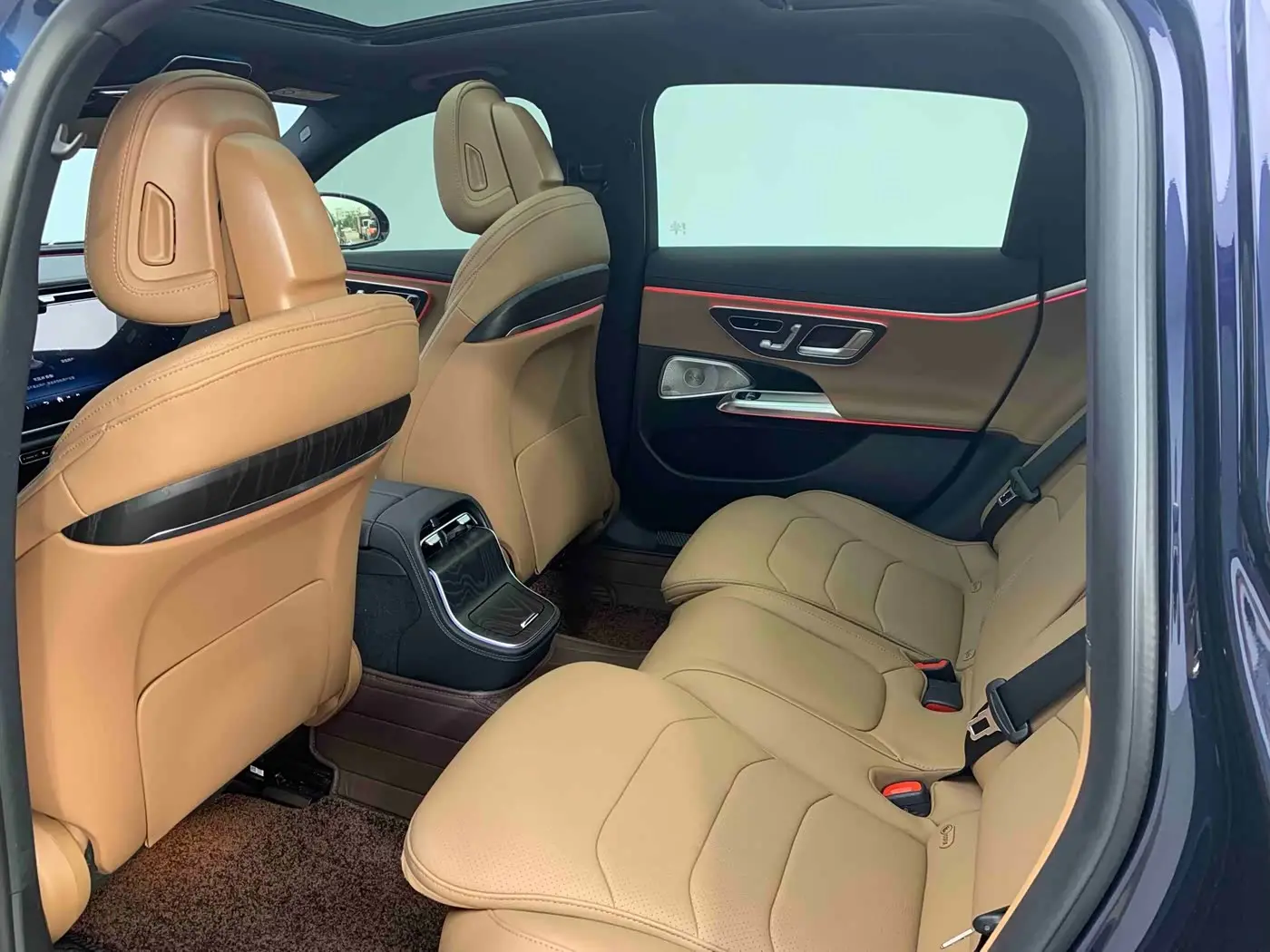Mercedes-Benz E-Class 2024 — Photo 10/17