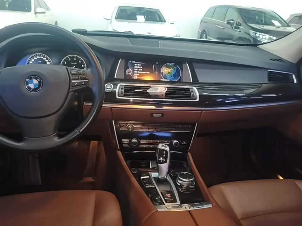 BMW 5 Series GT 2017 — Фото 13/20