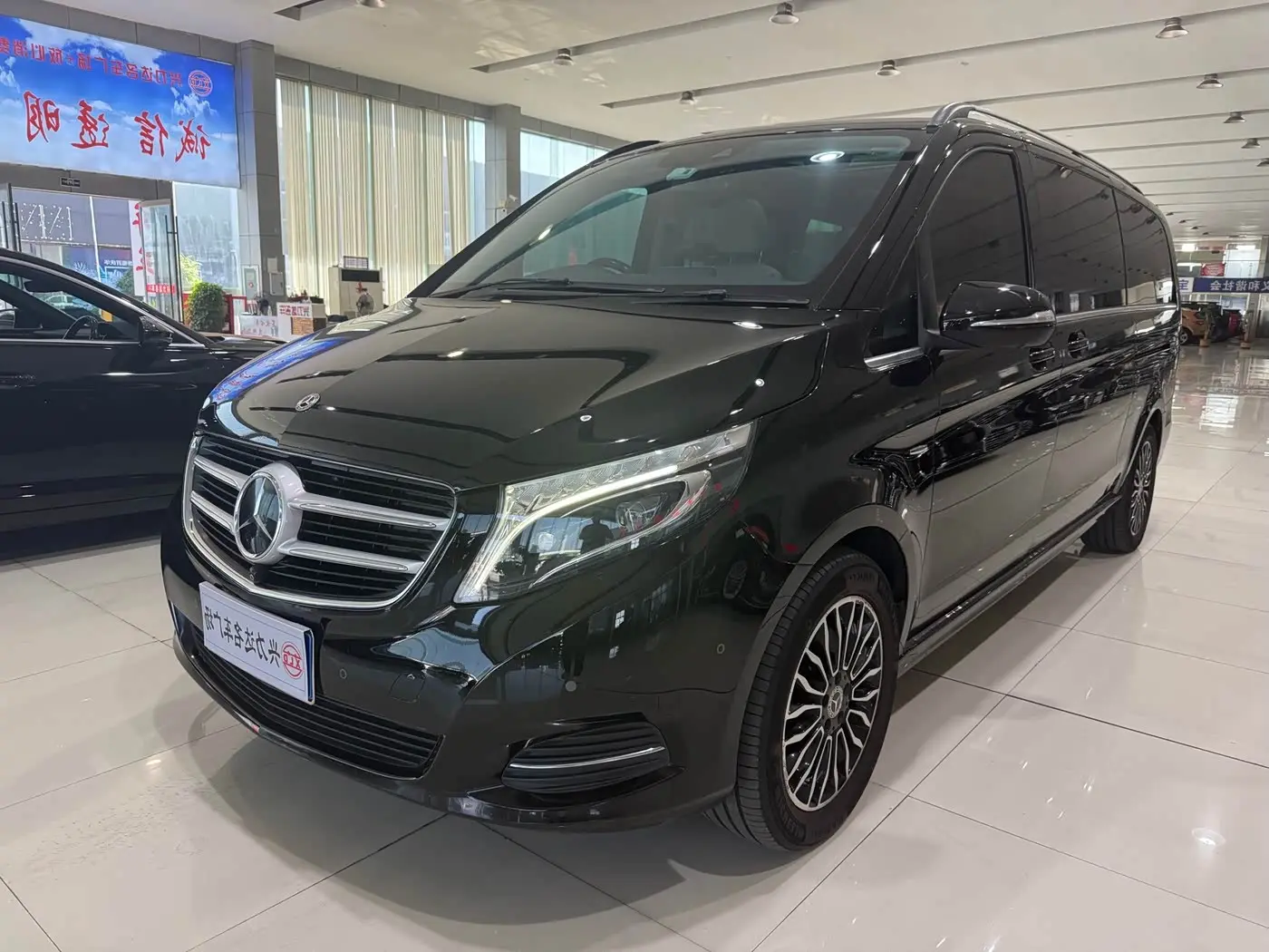 Mercedes-Benz V-Class 2019 — Фото 1/17