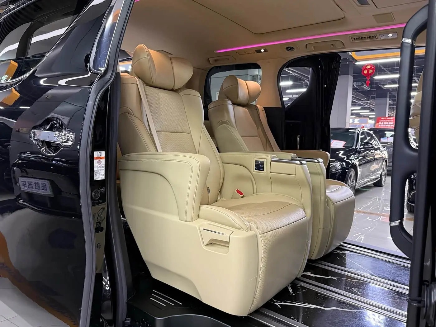 Toyota Alphard 2022 — Photo 16/19