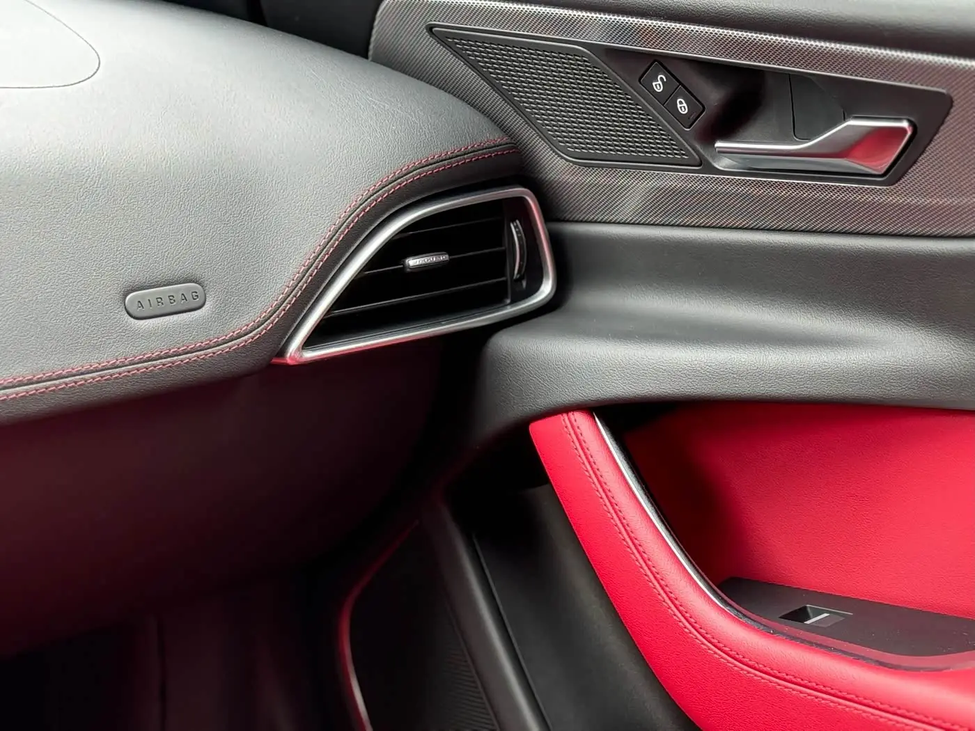 Jaguar XEL 2020 — Фото 14/19