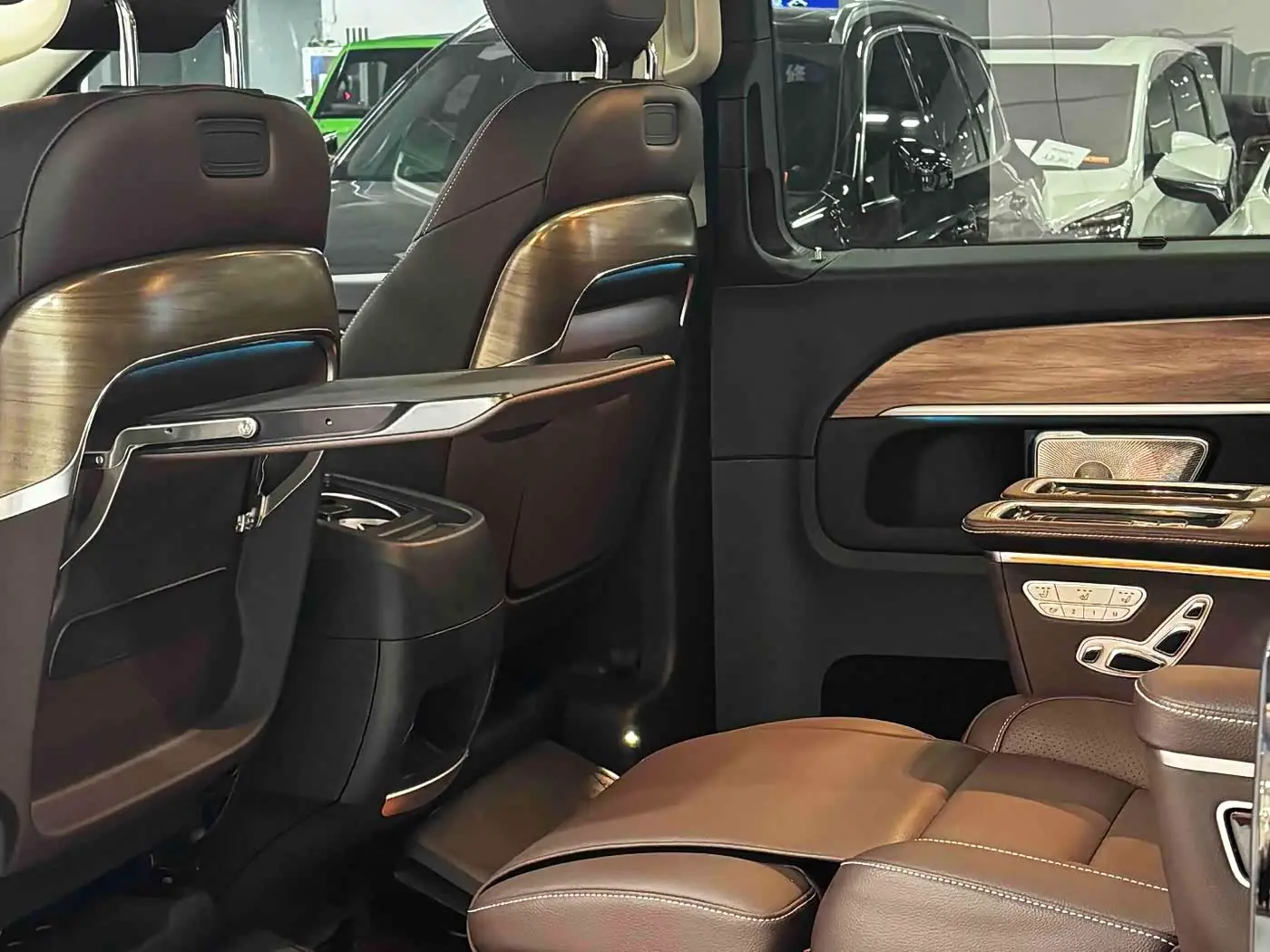 Mercedes-Benz V-Class 2023 — Фото 14/20