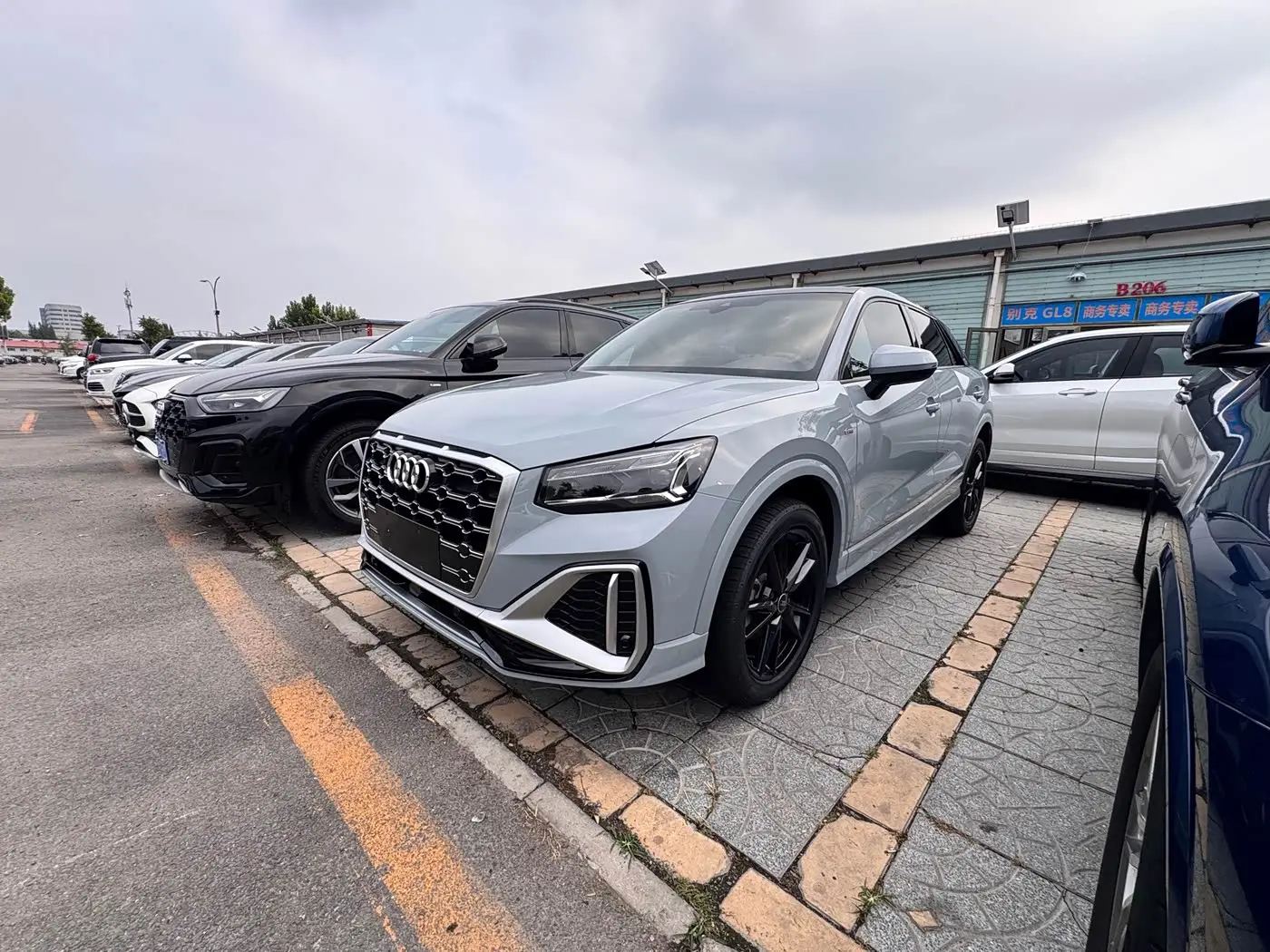 Audi Q2L 2023 — Фото 1/9