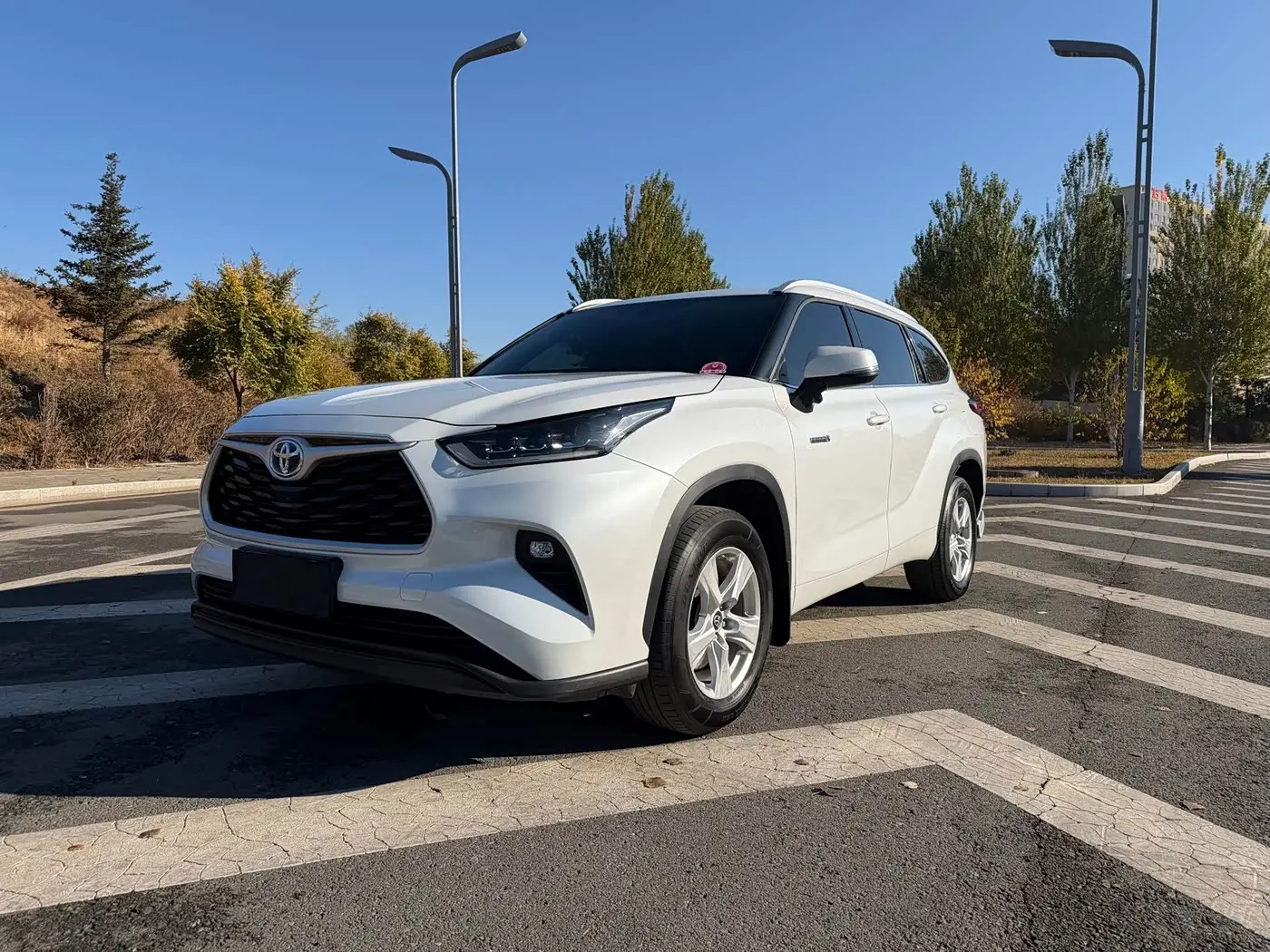 Toyota Highlander 2023 — Фото 1/18
