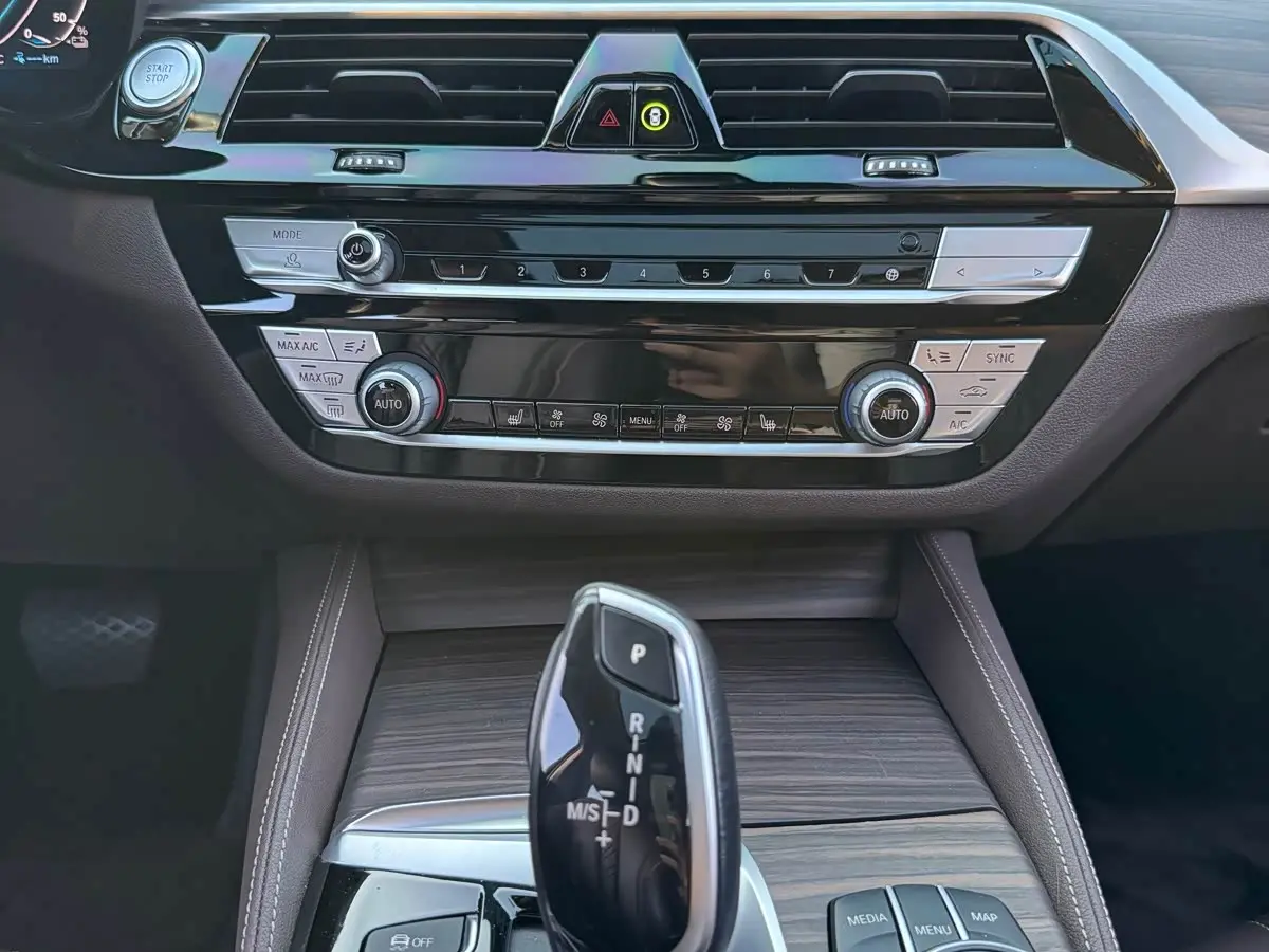 BMW 5 Series New Energy 2020 — Фото 10/18