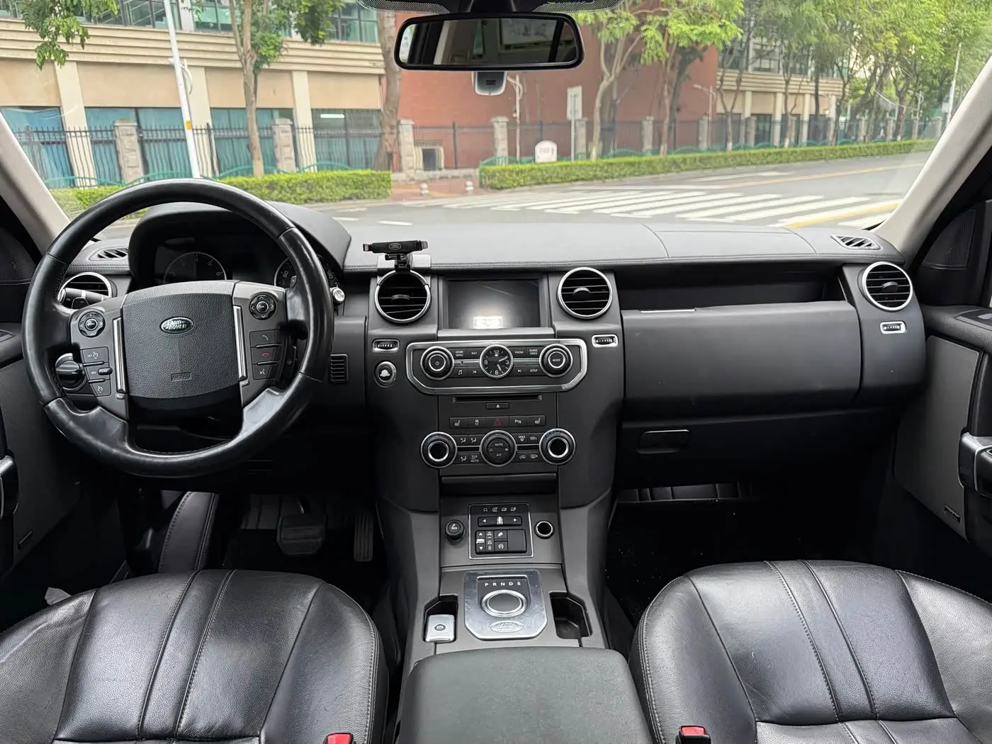 Land Rover Discovery 2016 — Şəkil 10/13