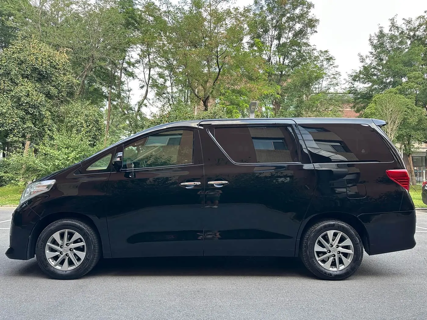 Toyota Alphard 2014 — Photo 8/20