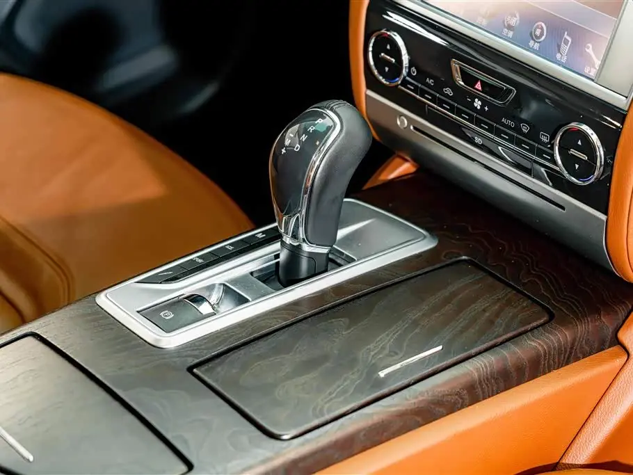 Maserati Quattroporte 2015 — Фото 18/20