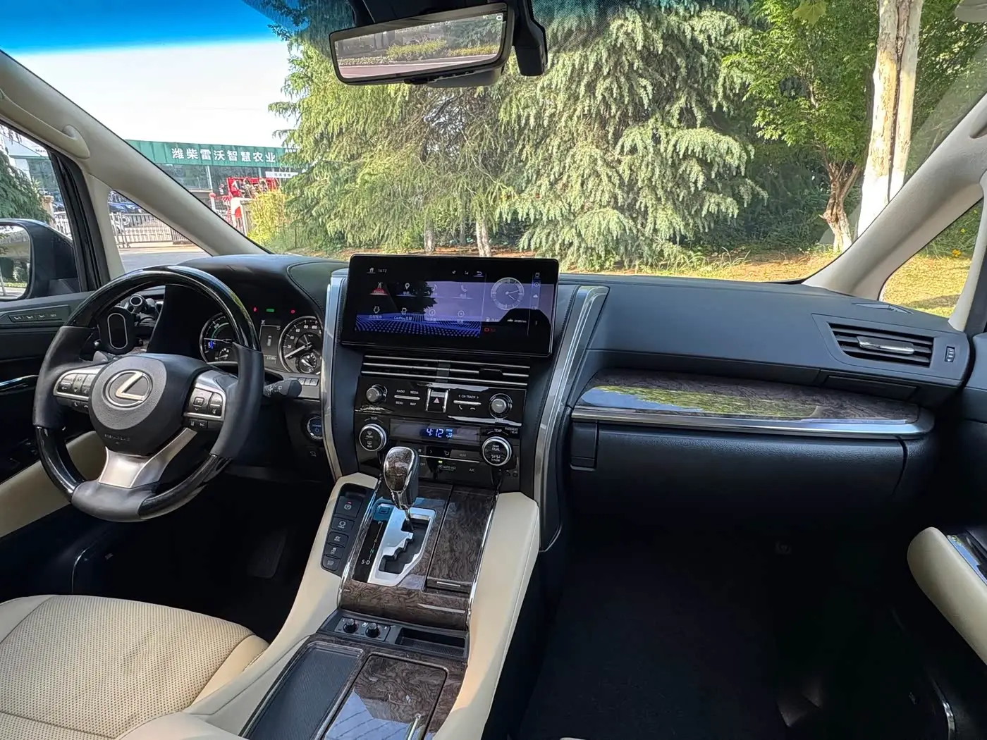 Toyota Vellfire 2023 — Photo 8/11