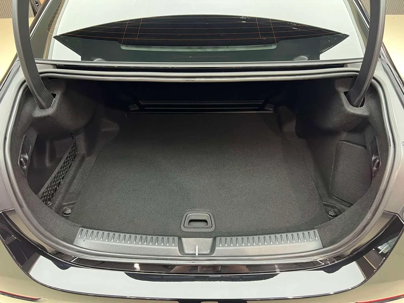 Mercedes-Benz E-Class 2025 — Фото 19/20