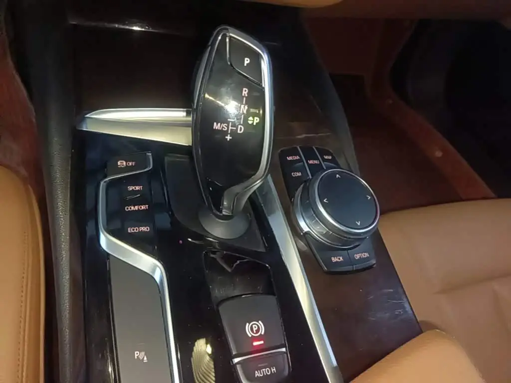 BMW 5 Series 2018 — Фото 13/19