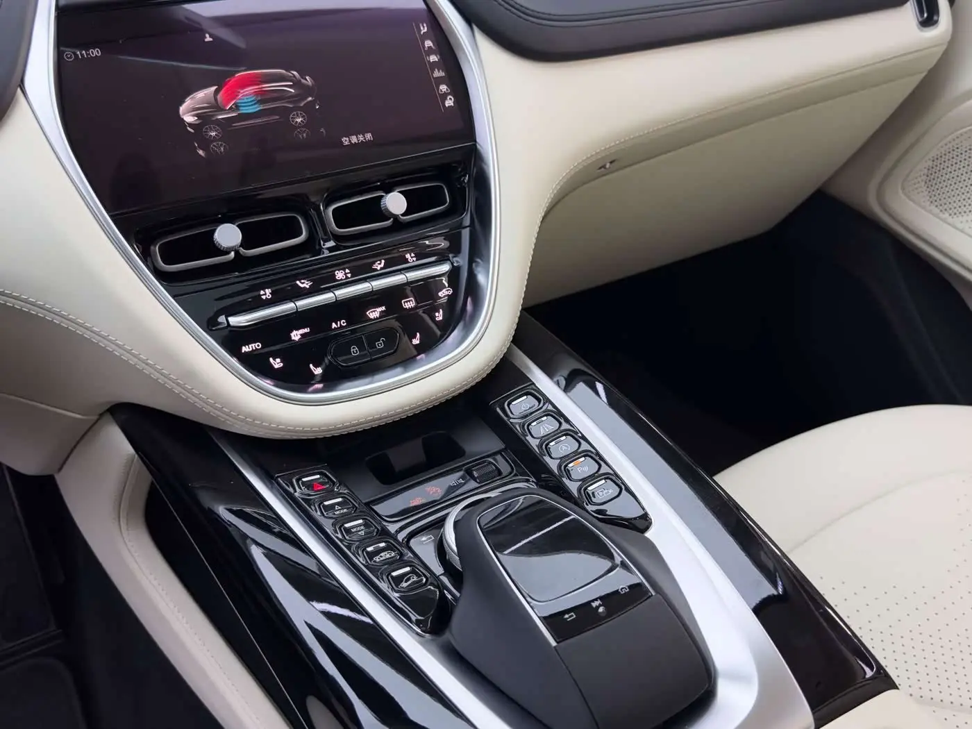 Aston Martin DBX 2022 — Фото 19/20