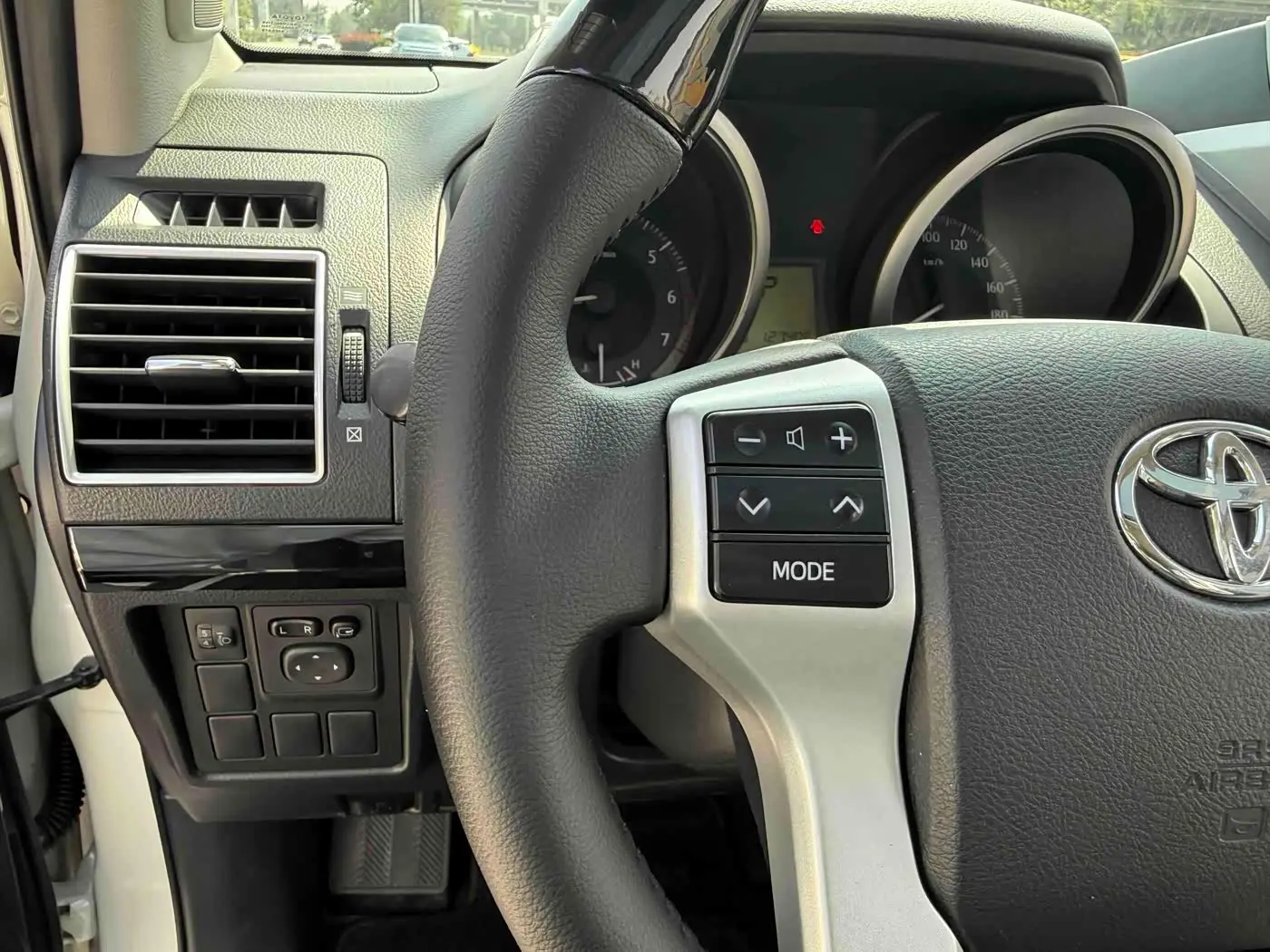 Toyota Prado 2017 — Photo 6/19