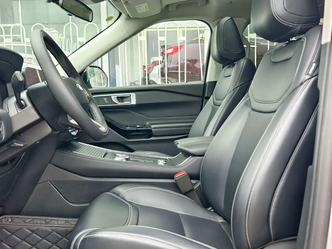 Ford Explorer 2025 — Photo 8/20