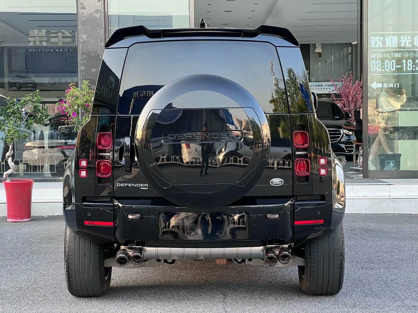 Land Rover Defender 2023 — Photo 8/9