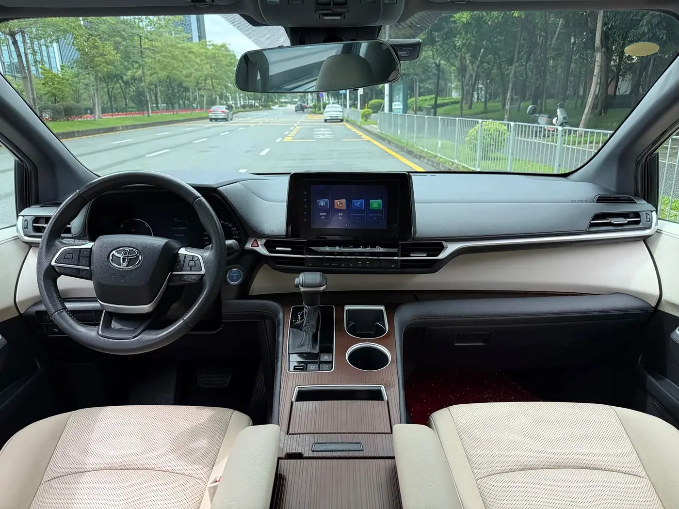 Toyota Sienna 2023 — Photo 6/20