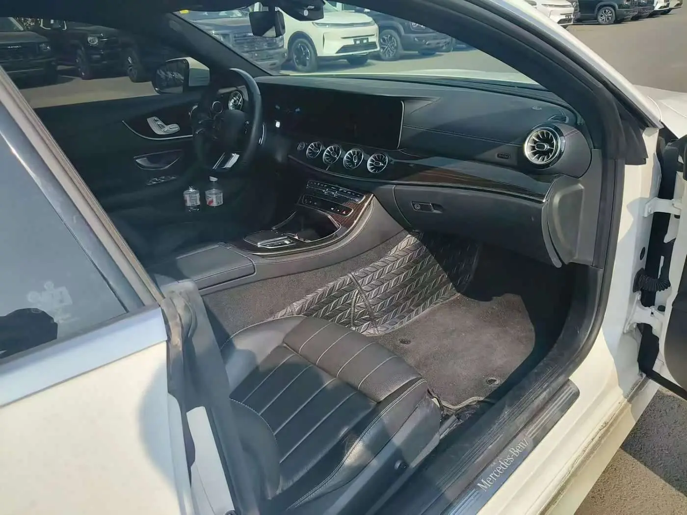 Mercedes-Benz E-Class 2022 — Photo 5/9