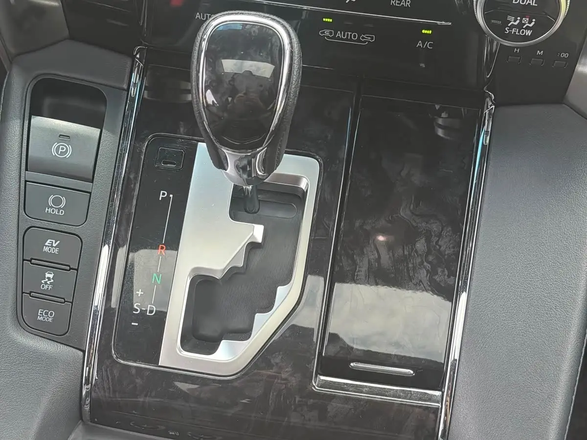 Toyota Vellfire 2021 — Photo 13/20